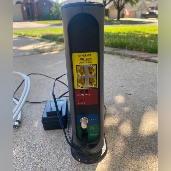 MOTOROLA 16x4 DOCSIS 3.0 Modem plus AC1900 Router - Picture 2 of 3